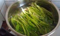 酥脆蒜香菠菜做法图解5)