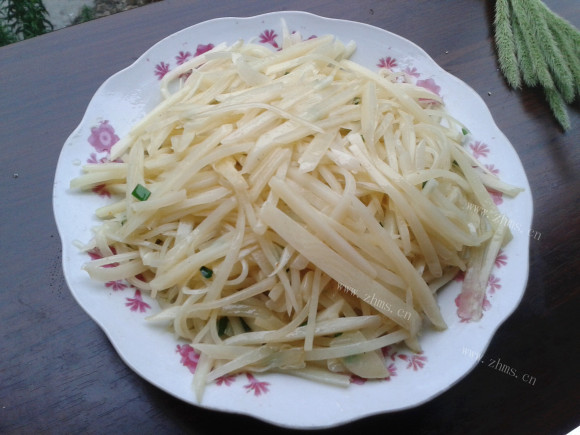 色泽鲜亮的清炒土豆丝