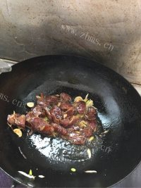 家常青椒炒腊肠做法图解3)