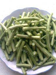 美味的蒜泥豇豆做法图解2)