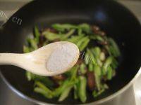 家常菜腊肠炒芹菜做法图解5)