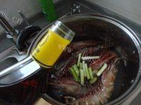 美味的盐水大虾做法图解4)