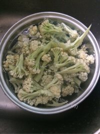花菜炒肉做法图解1)