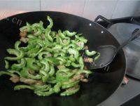 妈妈教我做苦瓜炒肉片做法图解9)