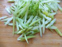 家常菜芹菜炒豆腐皮做法图解2)