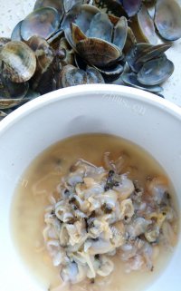 美味菠菜蛤蜊鲜汤面做法图解2)