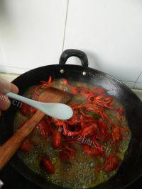 美味的蒜蓉十三香小龙虾做法图解12)