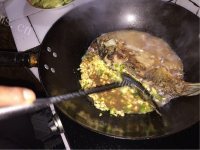 妈妈最爱的红烧鲫鱼做法图解10)