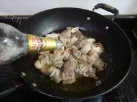 美味的啤酒红烧羊肉做法图解4)