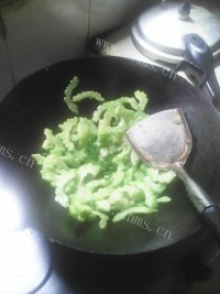 美味葱香苦瓜炒肉做法图解3)
