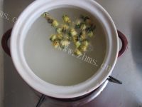 养颜的枸杞菊花粥做法图解5)