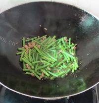 香脆可口肉末豆角做法图解8)