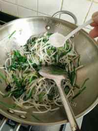 家常菜豆芽炒韭菜做法图解8)