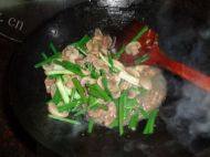 蘑菇炒肉做法图解10)