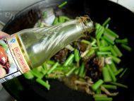 「健康美食」芹菜炒肉丝做法图解8)