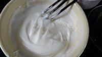 自制芝麻戚风蛋糕做法图解6)