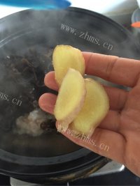 制作香喷喷的骨头煲做法图解5)