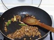 美味的芹菜牛肉炒饭做法图解4)