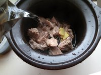 美味的排骨海带汤做法图解4)