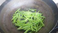 爽口的芹菜炒豆干做法图解4)