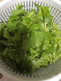 简易的拌芹菜做法图解1)