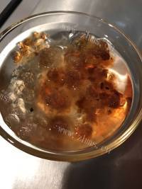 好吃的美食桃胶皂米银耳羹做法图解2)