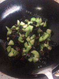 家常菜丝瓜炒木耳做法图解4)