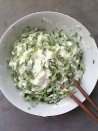 美美厨房之韭菜饼做法图解7)