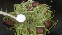 家常菜藜蒿炒腊肉做法图解7)