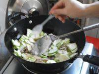 家常菜西葫芦炒肉片做法图解8)
