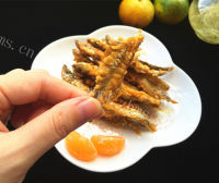 诱人的酥炸多春鱼做法图解11)