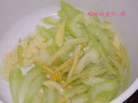 凉拌西芹自制