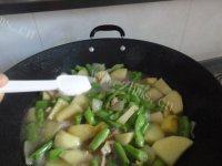 家常菜四季豆炒土豆做法图解8)