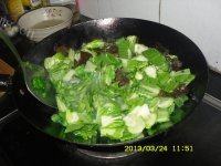 自制木耳炒青菜做法图解5)