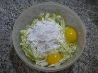 美味辣味圆白菜鸡蛋饼做法图解4)