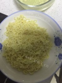 简单的炒方便面做法图解2)