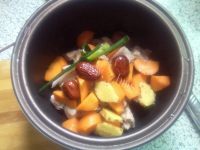 美味海带干排骨汤做法图解4)