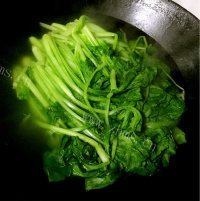 家常小白菜粉条排骨汤做法图解3)