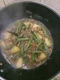 家常土豆豆角炖肉片做法图解10)