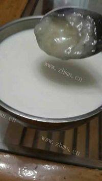 甜蜜美味的桃子蜂蜜牛奶做法图解3)