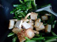 家庭版蒜苗炒豆腐做法图解8)