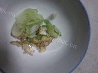 易做的芹菜炒粉条做法图解4)