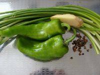好吃的蒜苔炒青椒做法图解1)