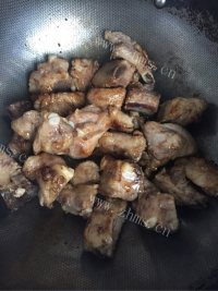 可口的红烧排骨做法图解4)