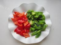 家常菜腊肉炒花菜做法图解5)