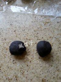 美味的熊猫豆沙包做法图解11)