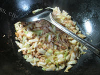 简洁版的肉丝圆白菜炒饭做法图解5)