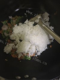 五彩虾仁蛋炒饭做法图解10)