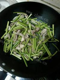 家常菜蒜薹炒肉做法图解10)