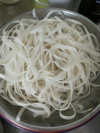 腊肠炒河粉做法图解1)